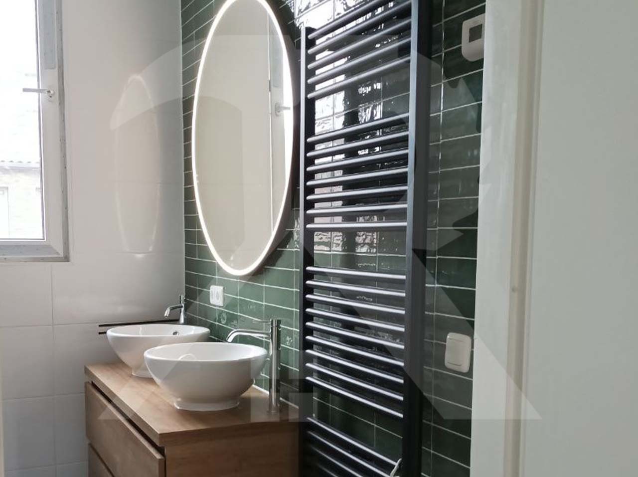 De groene badkamer vanuit een andere hoek, met handdoekradiator