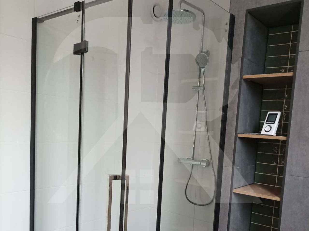 Douche met zwart glaskader, regendouche en houten plankjes in een nis