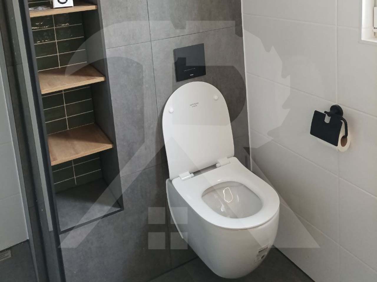 Hangend toilet naast een tegelnis met planken