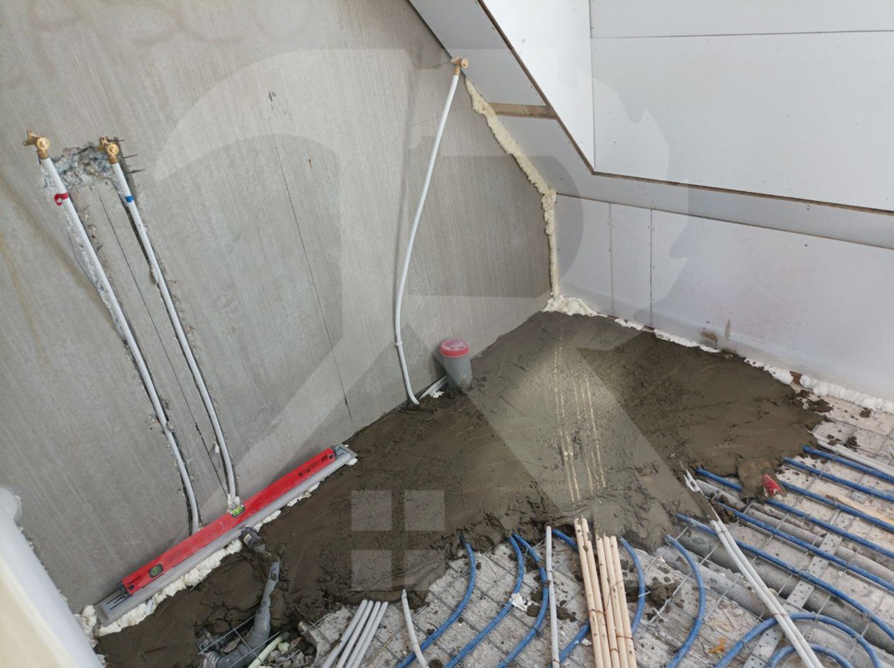 Vloerverwarmingsbuizen die tijdens de verbouwing in de dekvloer worden gestort