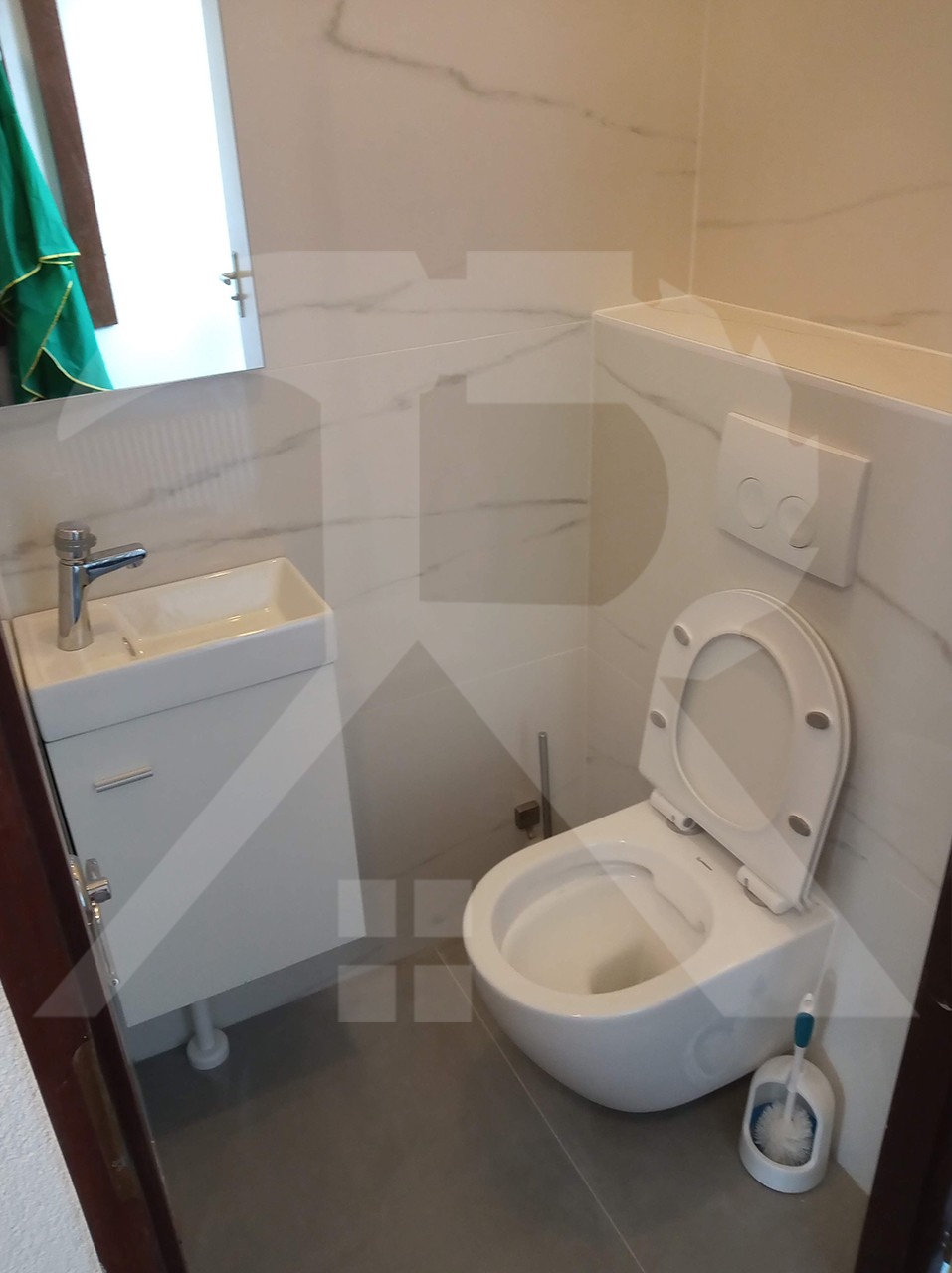 Hetzelfde toilet na de verbouwing, met inbouwtoilet en nieuwe tegels