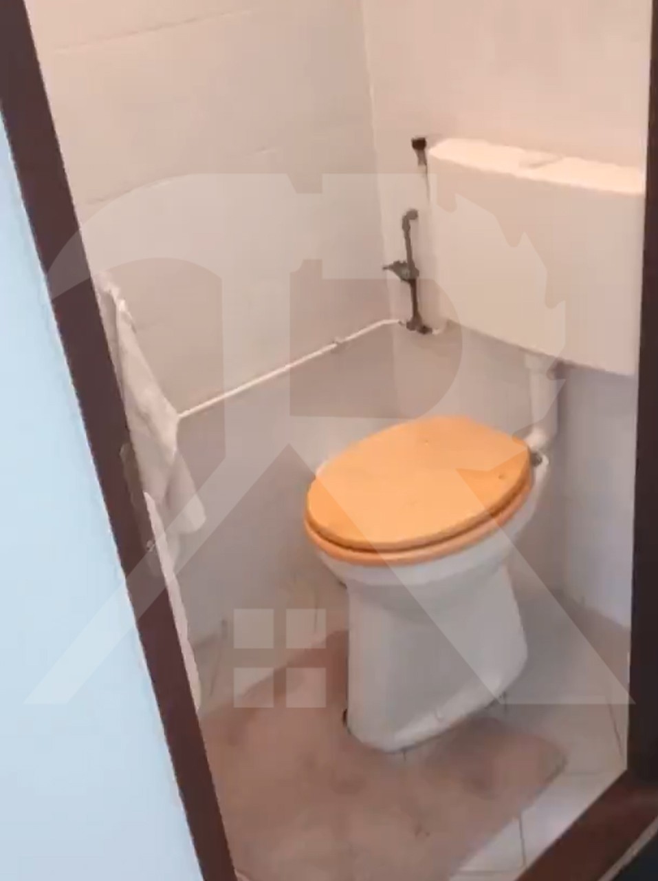 Oud toilet met houten bril, voor de verbouwing